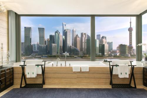 Φωτογραφία από το άλμπουμ του Banyantree Shanghai On the Bund - Tales rooftop bar boasts a jaw-dropping panoramic vista σε Σαγκάη
