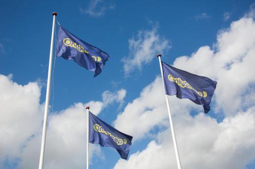 three blue flags flying in the sky at OnlySleep Trafikcenter in Slagelse