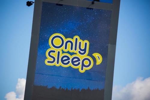 a sign with the words only sleep on it at OnlySleep Trafikcenter in Slagelse
