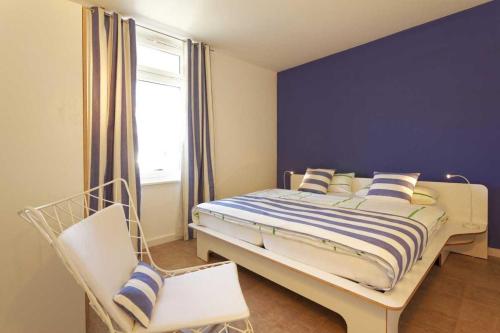 オストゼーバート・カールスハーゲンにあるLotsenstieg 2 Kajuete 01のベッドルーム1室(ベッド1台、椅子、窓付)