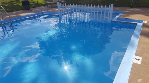 A piscina em ou perto de Early American Motel