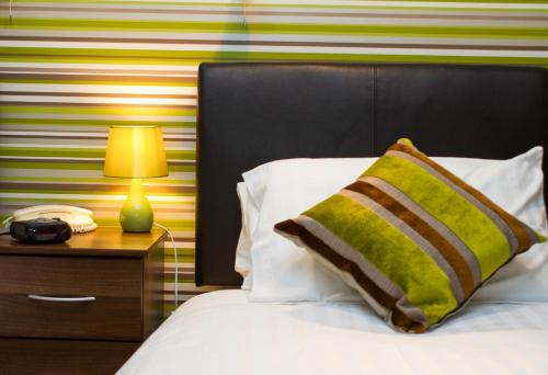 Postel nebo postele na pokoji v ubytování Gwesty Minffordd Hotel