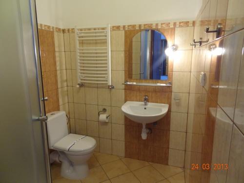 A bathroom at Alpenhof Pansion