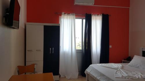 a bedroom with a bed and a window at Hotel Ocean View & Restaurante Seafood in São Filipe