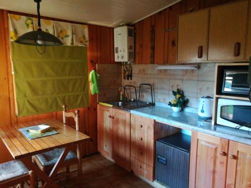 Køkken eller tekøkken på Torres Del Sur Cabañas & Hostal