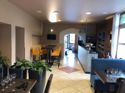 un restaurant avec des tables et des chaises ainsi qu'une salle à manger dans l'établissement Le Montloire, à Montlouis-sur-Loire