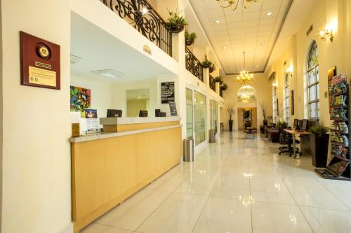 um lobby de um hospital com uma sala de espera em Best Western Centro Monterrey em Monterrey