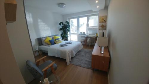 1 dormitorio con 1 cama y 1 mesa en una habitación en Apartament Centrum, en Augustów