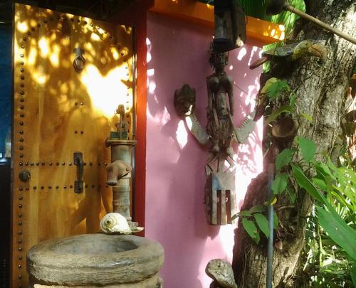 a room with a wall with a tree and a window at Fidelito Ranch & Lodge in Tambor
