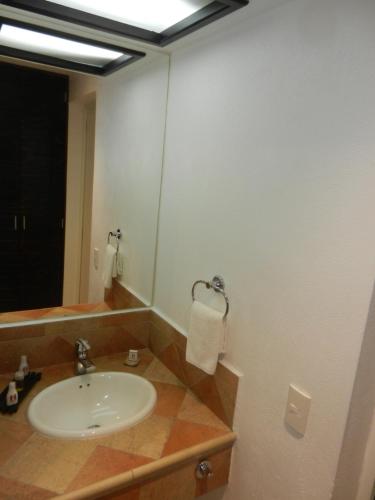 a bathroom with a sink and a mirror at Hotel 9 Manantiales in Chignahuapan
