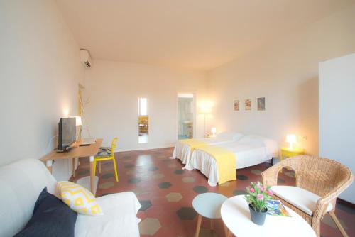 una camera d'albergo con letto e divano di Florence Oasis a Firenze