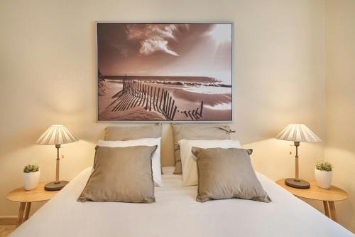 ロス・カーニョス・デ・メカにあるLa Casa Azul , sol, playa....relax.のベッドルーム1室(白いベッド1台、ランプ2つ付)