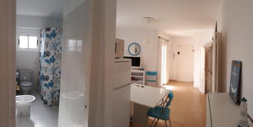アロナにあるApartamento con Vistas al Mar en Los Cristianosの白いバスルーム(洗面台、トイレ付)