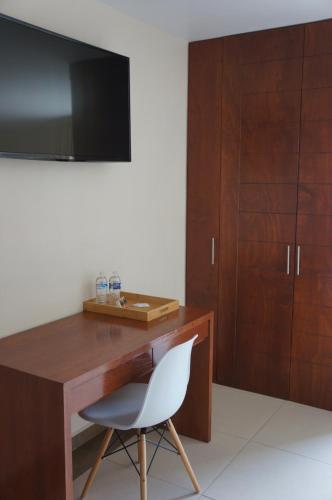 a desk with a white chair in a room at Hotel Mirante Tlaxcala in Tlaxcala de Xicohténcatl