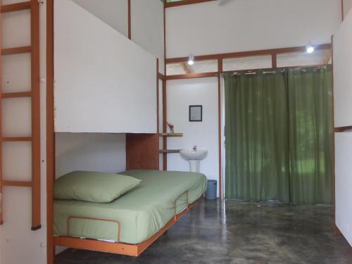 Karandi Hostel في أوفيتا: غرفة نوم مع سرير بطابقين ودرج