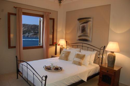 Cama o camas de una habitación en Seabreeze Hotel Ios
