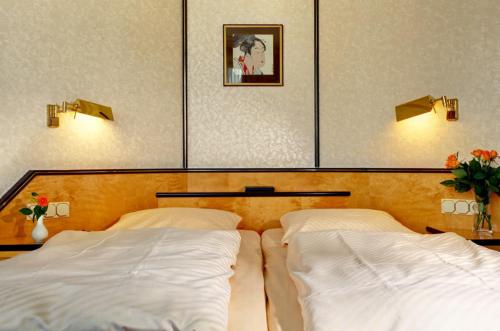 two beds sitting next to each other in a bedroom at Hotel Senator Hamburg in Hamburg