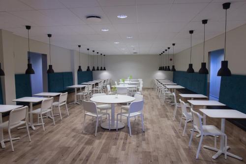 una fila de mesas y sillas en un restaurante en Milk Factory en Höfn
