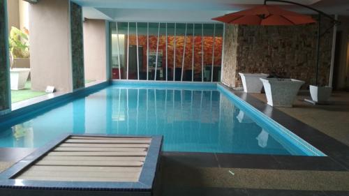 Πισίνα στο ή κοντά στο Risqi Apartment 2 bedroom Wakaf Che Yeh