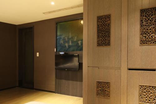 a room with a door with a picture on the wall at Shan-Yue Hotspring Hotel in Taipei