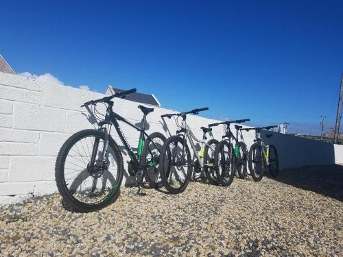 a row of bikes parked next to a wall at Aran Walkers Lodge in Inis Mor