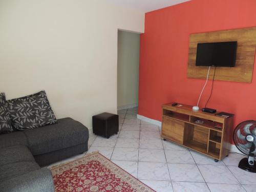 Televízia a/alebo spoločenská miestnosť v ubytovaní Quartos Em Casa Caxias - Pousada Paraíso