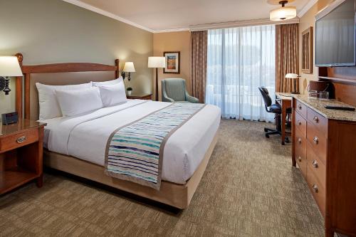 Glorietta Bay Inn Image