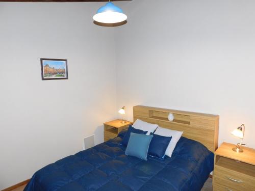 - une chambre avec un lit bleu et des oreillers bleus dans l'établissement Depto en San José, à Barraquero