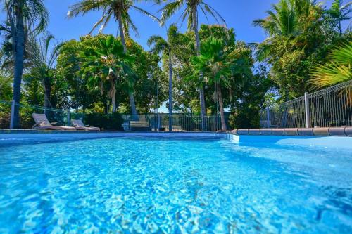 Πισίνα στο ή κοντά στο Ash's Holiday Units