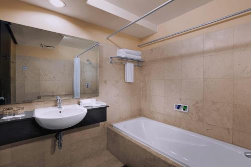 Kamar mandi di Grand Dafam Braga Bandung