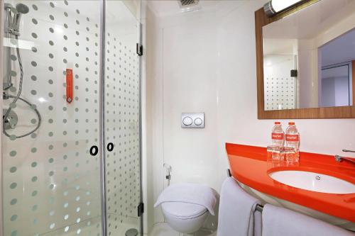 A bathroom at Starlet Hotel Serpong