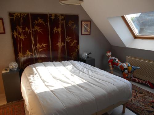 ヴァンヌにあるmaison individuelle mr Alaphilippeのベッドルーム1室(屋根裏部屋に大型ベッド1台付)