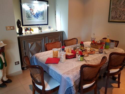 Civrieux-dʼAzergues的住宿－Les Bruyères，餐桌上摆放着食物