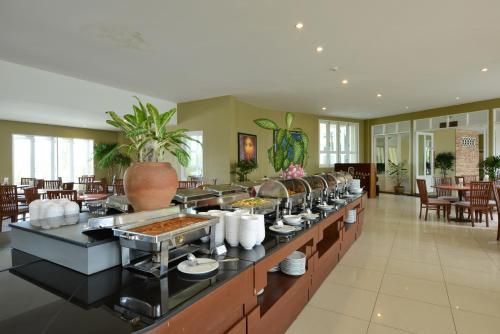 Royal Phala Cliff Beach Resort tesisinde bir restoran veya yemek mekanı