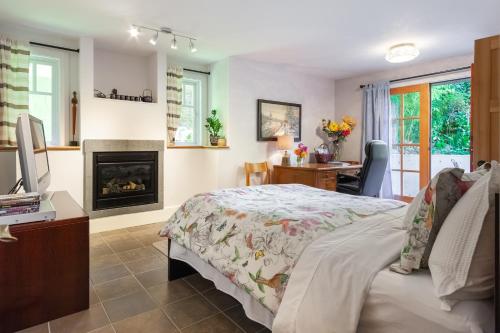 um quarto com uma cama e uma lareira em Beautiful, Quiet 3BR in Posh Kitsilano em Vancouver