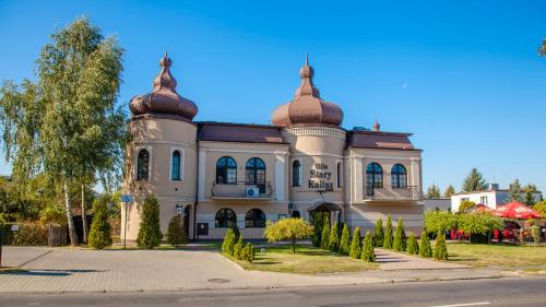 un edificio con dos cúpulas encima en Villa Stary Kalisz, en Kalisz