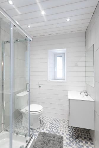 une salle de bain blanche avec des toilettes et un lavabo dans l'établissement la roche gauthier 4 personnes, à Gérardmer