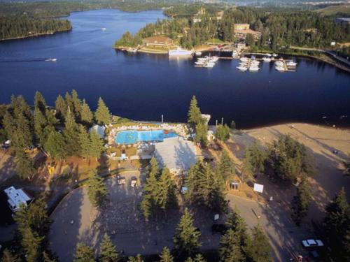 an aerial view of a lake with a resort at Centre de Villégiature Dam-en-Terre in Alma