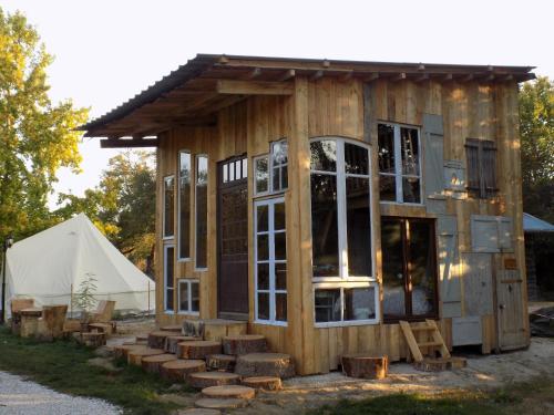 une petite maison avec des escaliers et une tente dans l'établissement La chouette étoilée, à Auxon
