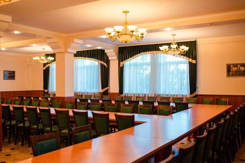 チェルカースィにあるVershnykの大きなテーブルと椅子が備わる大きな会議室を利用できます。