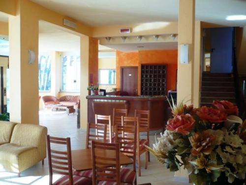 a lobby with chairs and a table with a vase of flowers at Hotel Florida Tirrenia in Tirrenia