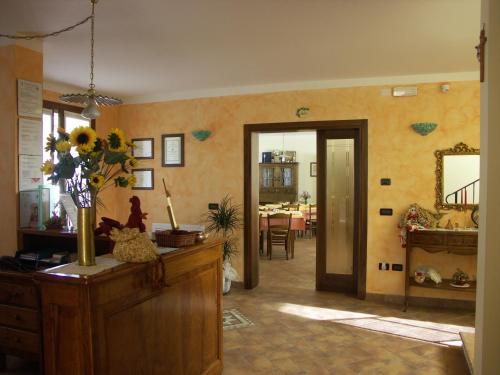 a living room with a vase of flowers on a counter at Sant'Andrea Agriturismo con cantina Martignago Vignaioli Asolo Prosecco Docg Wines in Maser
