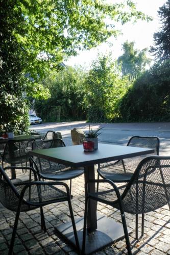 a table and chairs with a potted plant on it at Corbie Mol in Mol