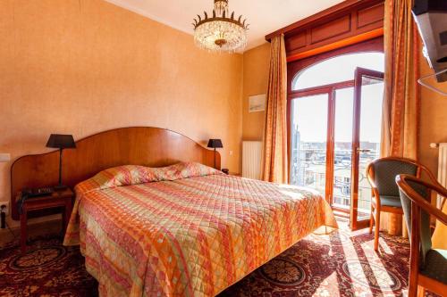 Tempat tidur dalam kamar di Avenue Hotel by F-Hotels