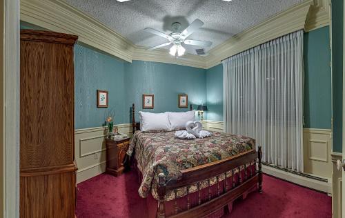 ein Schlafzimmer mit einem Bett, auf dem ein Teddybär liegt in der Unterkunft Athabasca Hotel in Jasper