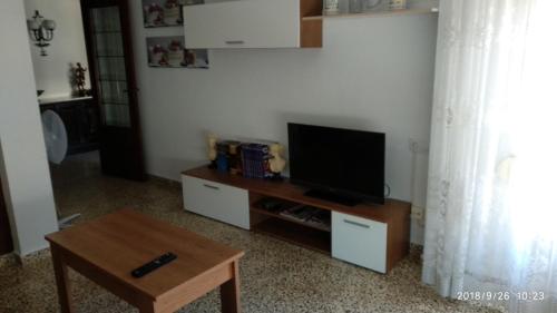 un soggiorno con TV e tavolino da caffè di Lecoron ad Águilas