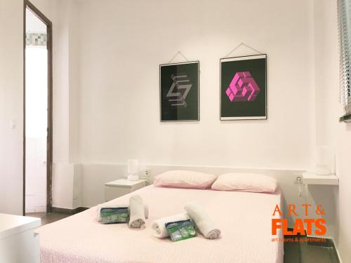 ein Schlafzimmer mit einem Bett mit drei Bildern an der Wand in der Unterkunft CALLE CUENCA 2 in Valencia