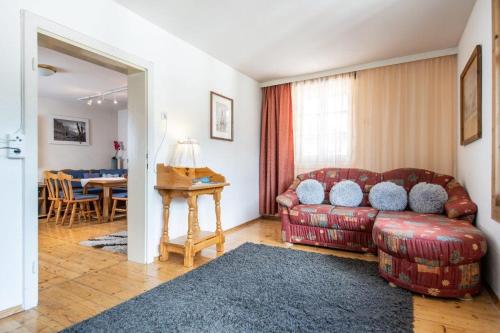 salon z kanapą i stołem w obiekcie Landhaus Lindner Appartements w mieście Fügen