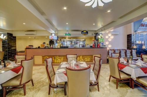 Un restaurante u otro lugar para comer en FabHotel Prime Sarala Crown With Pool - Nr Calangute Beach
