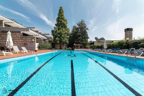 テルニにあるHotel Garden Terniの青い水の大きなプール